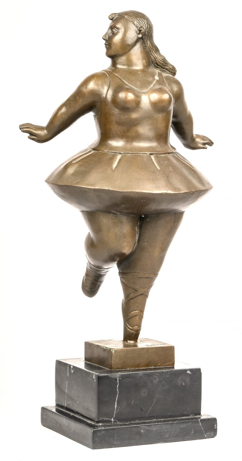 “Xxl lady”, een bronzen beeld van een dame op marmeren sokkel, naar Botero.