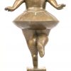 “Xxl lady”, een bronzen beeld van een dame op marmeren sokkel, naar Botero.