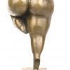 Een bronzen beeld van een voluptueuze dansende vrouw op marmeren sokkel, gesigneerd Milo.