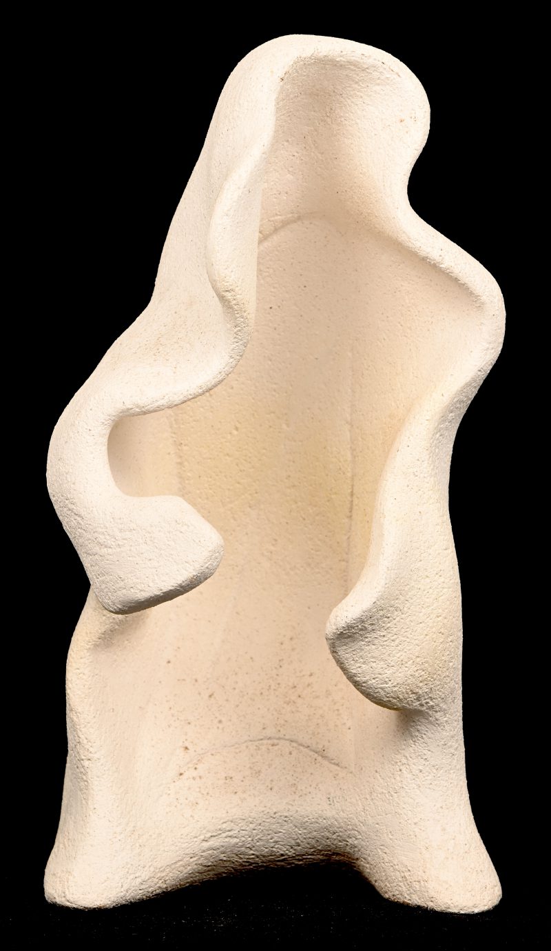 “Ghost”, een abstract beeld van gebakken klei, gemonogrammeerd RV ‘99.