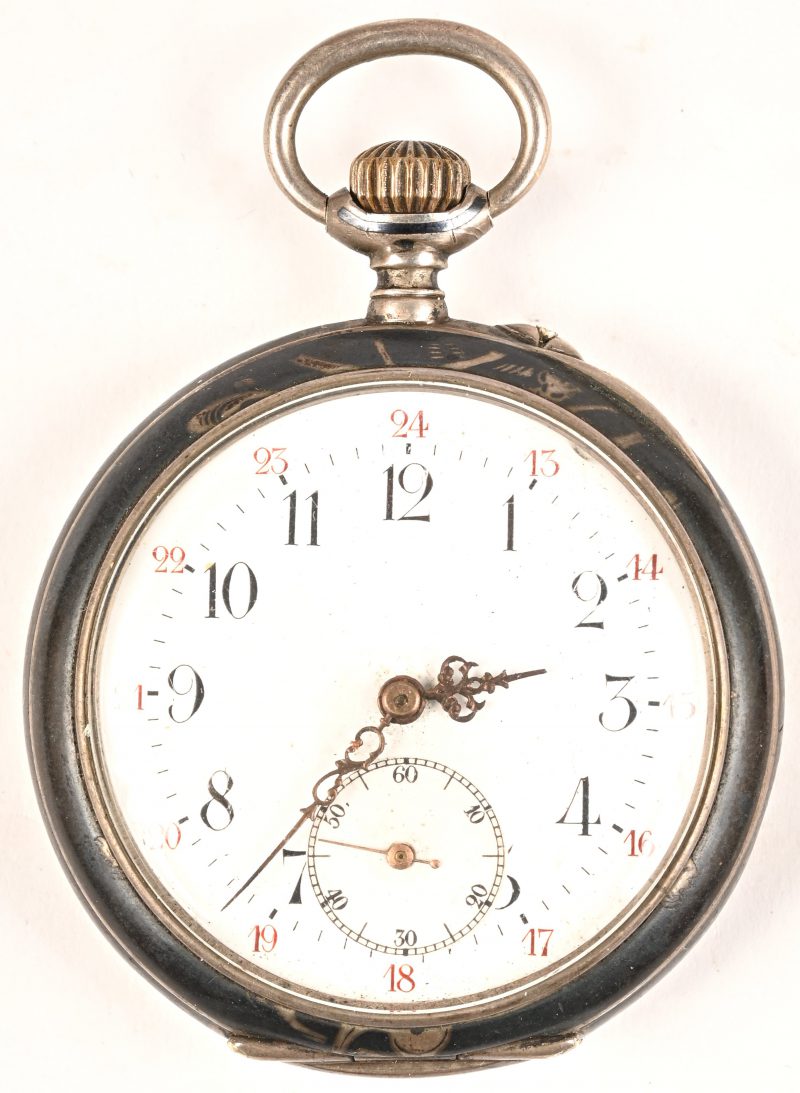 Een zilveren art-nouveau zakhorloge met Duitse keuren.