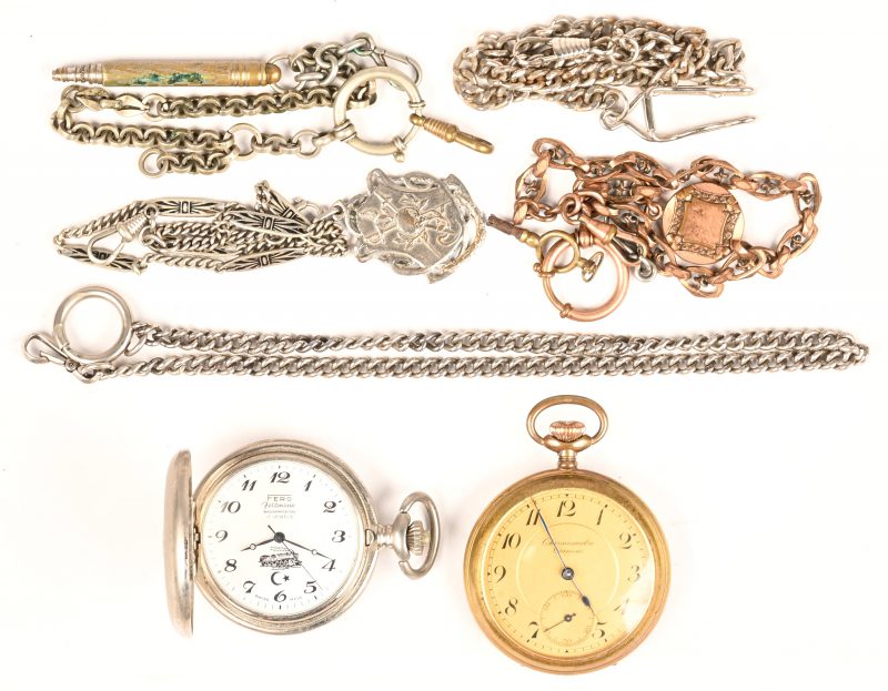 Een lot van 2 zakhorloges bestaande uit een Fero Feldmann 17 jewels, werkend, en een goudkleurige Orinoco Chronometre, niet werkend. Toegevoegd 5 horlogekettingen.