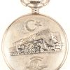 Een lot van 2 zakhorloges bestaande uit een Fero Feldmann 17 jewels, werkend, en een goudkleurige Orinoco Chronometre, niet werkend. Toegevoegd 5 horlogekettingen.