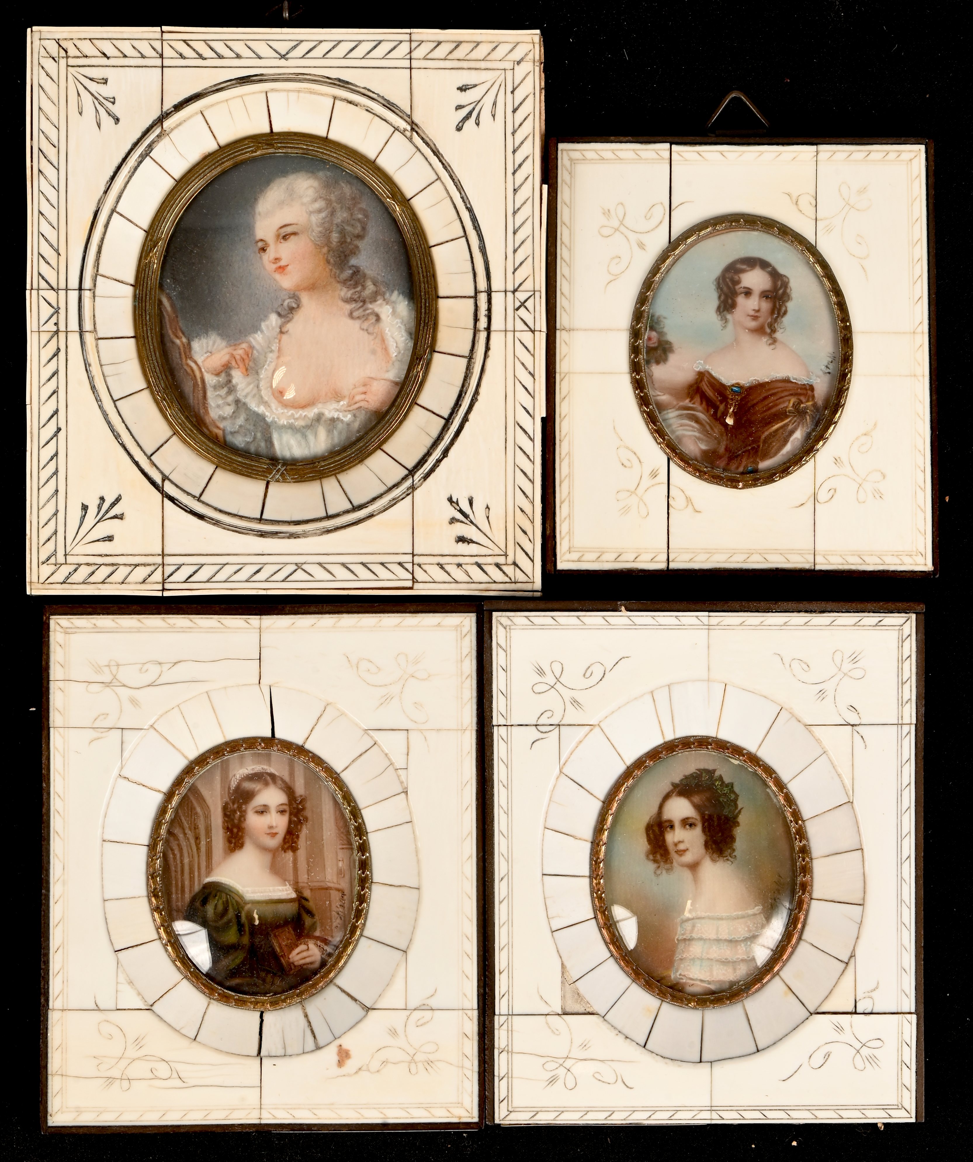 Een lot van vier miniaturen. Twee kadertjes met schade Een lot van vier miniaturen. Twee kadertjes met schade.