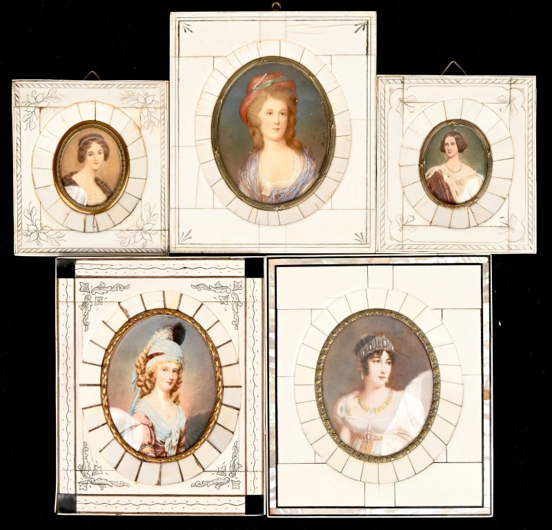 Een lot van vijf miniaturen in benen kadertjes