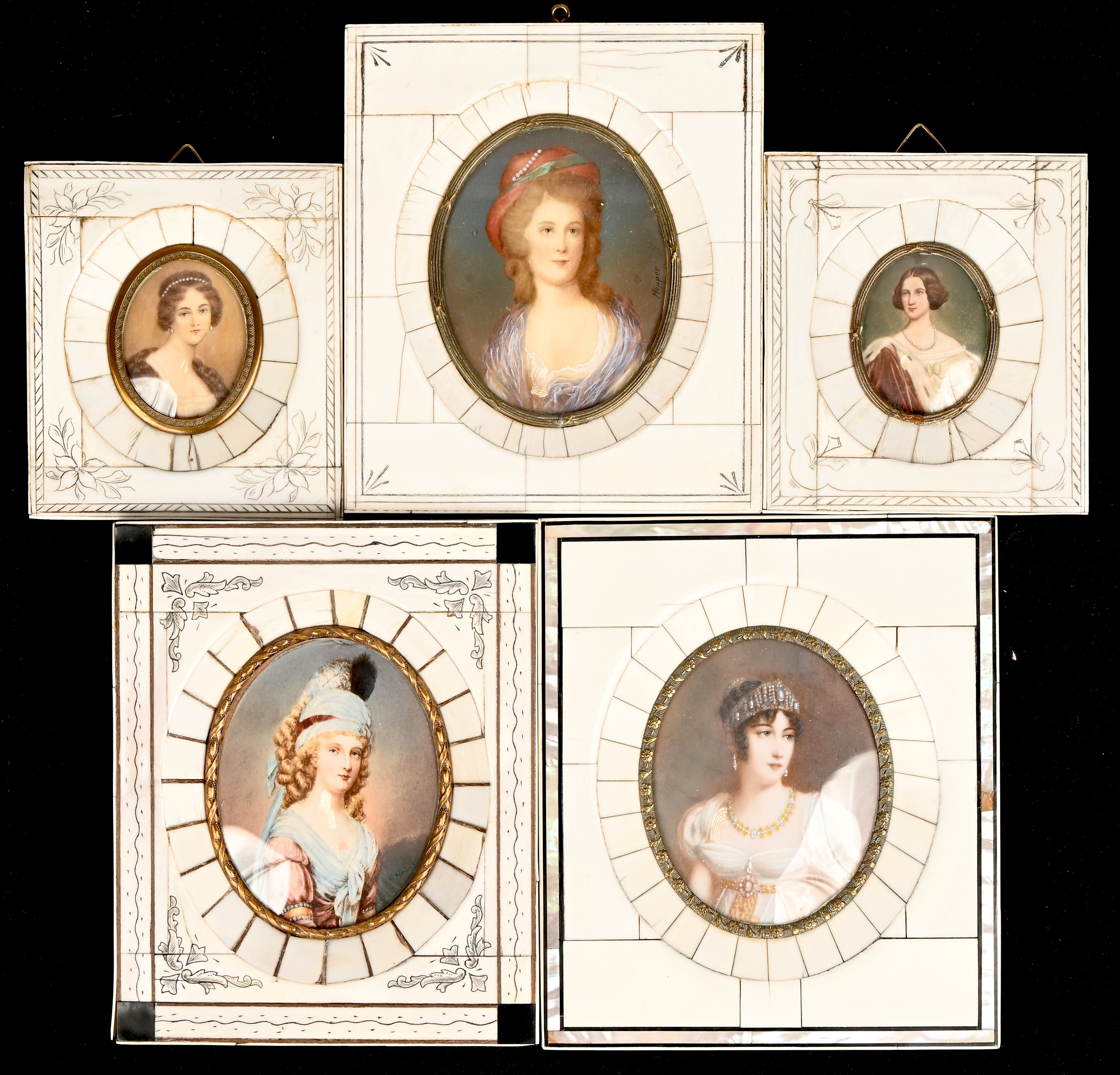 Een lot van vijf miniaturen in benen kadertjes 1 Een lot van vijf miniaturen in benen kadertjes