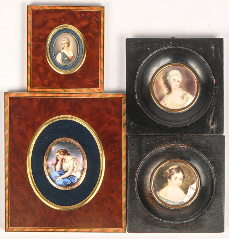 Een lot van vier miniaturen.
