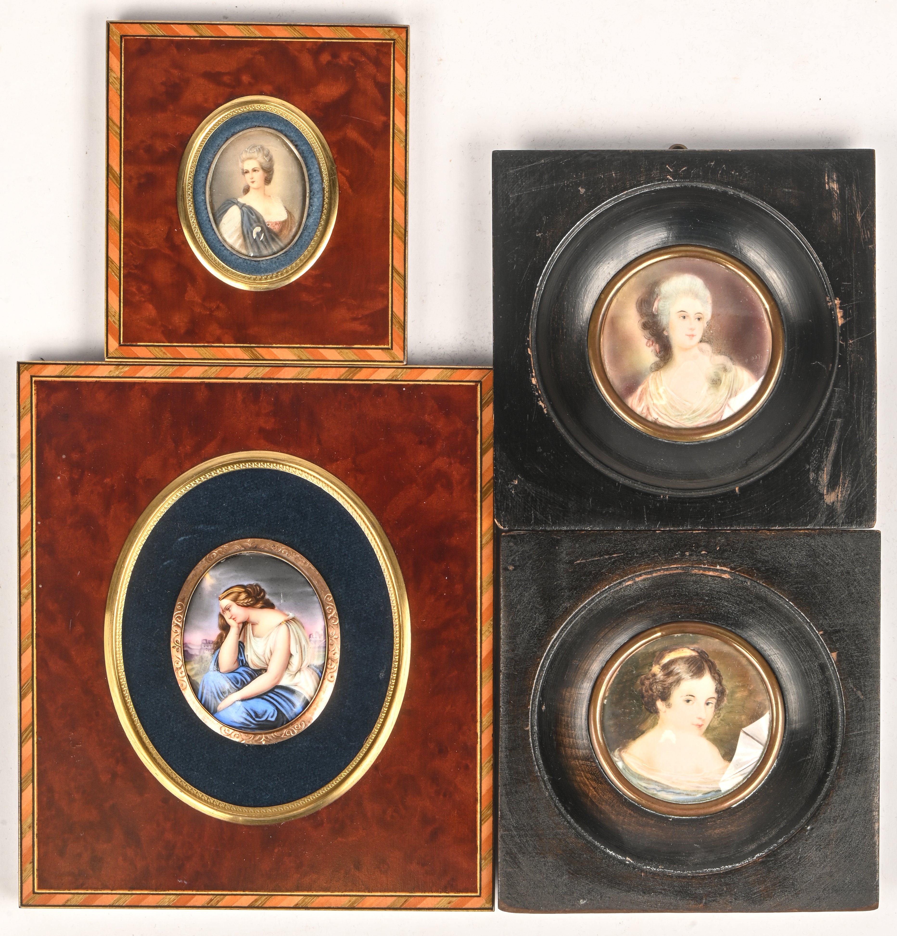 Een lot van vier miniaturen Een lot van vier miniaturen.