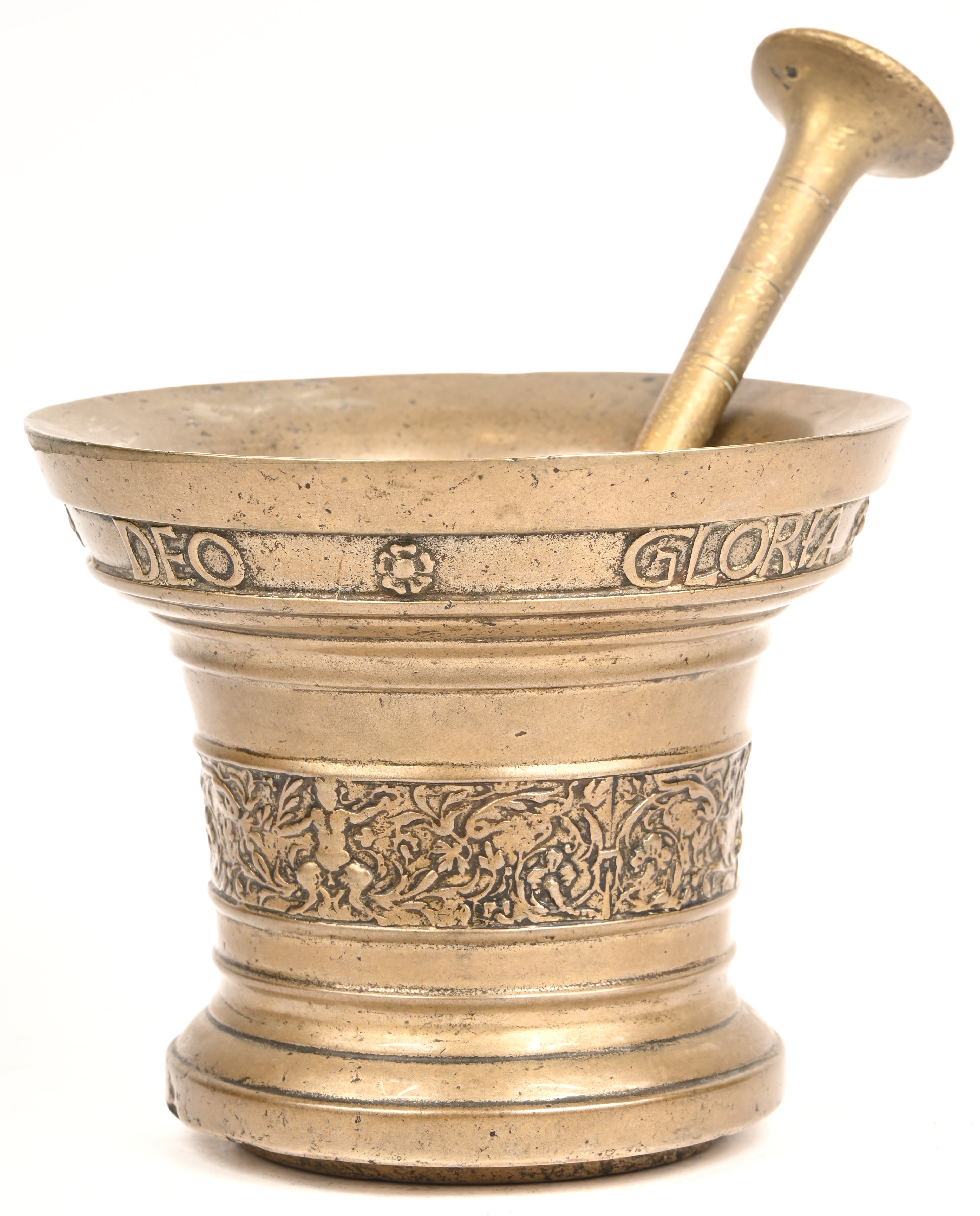 Een grote bronzen vijzel met stamper Een grote bronzen vijzel met stamper.