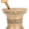 Een grote bronzen vijzel met stamper.