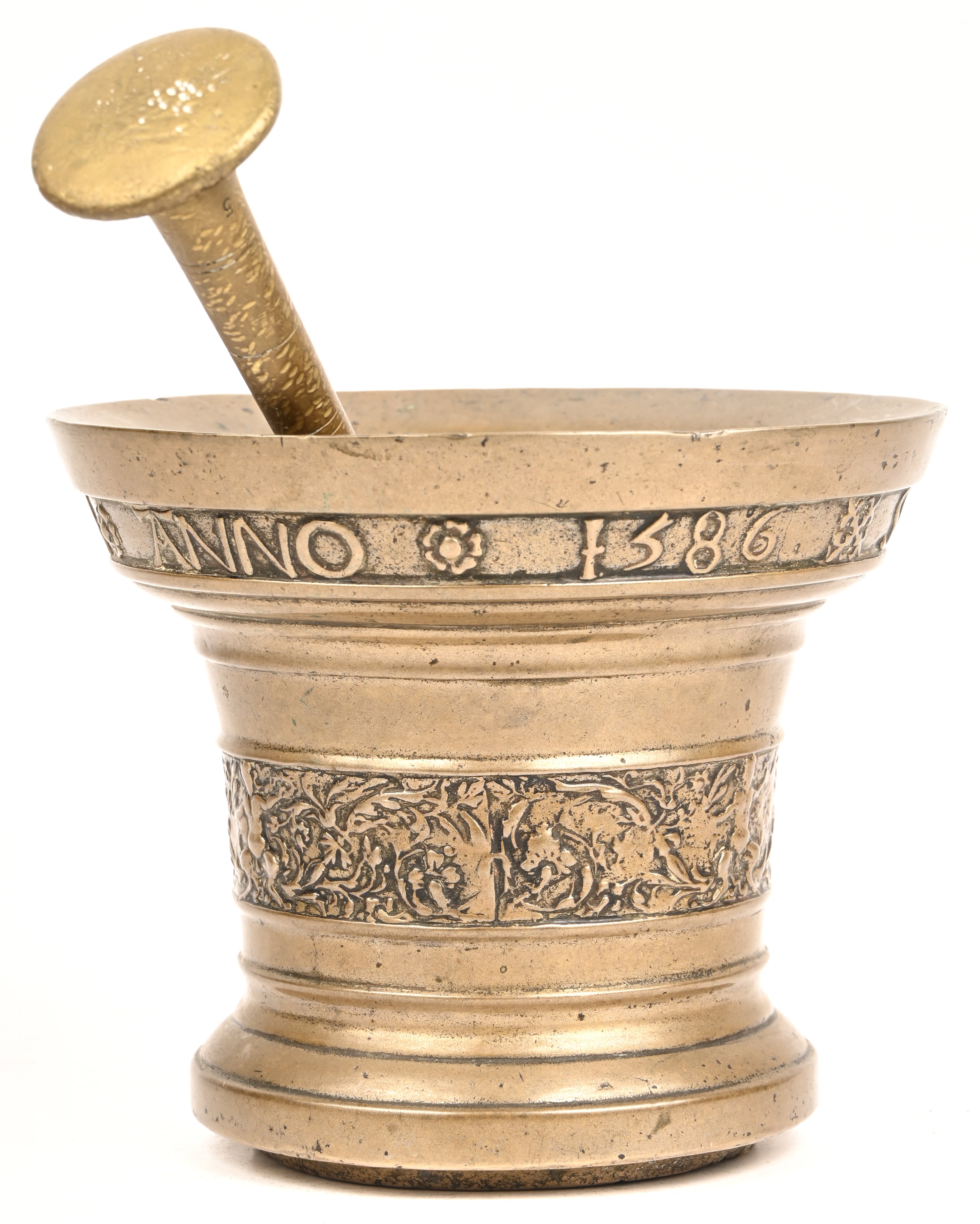 Een grote bronzen vijzel met stamper Een grote bronzen vijzel met stamper.