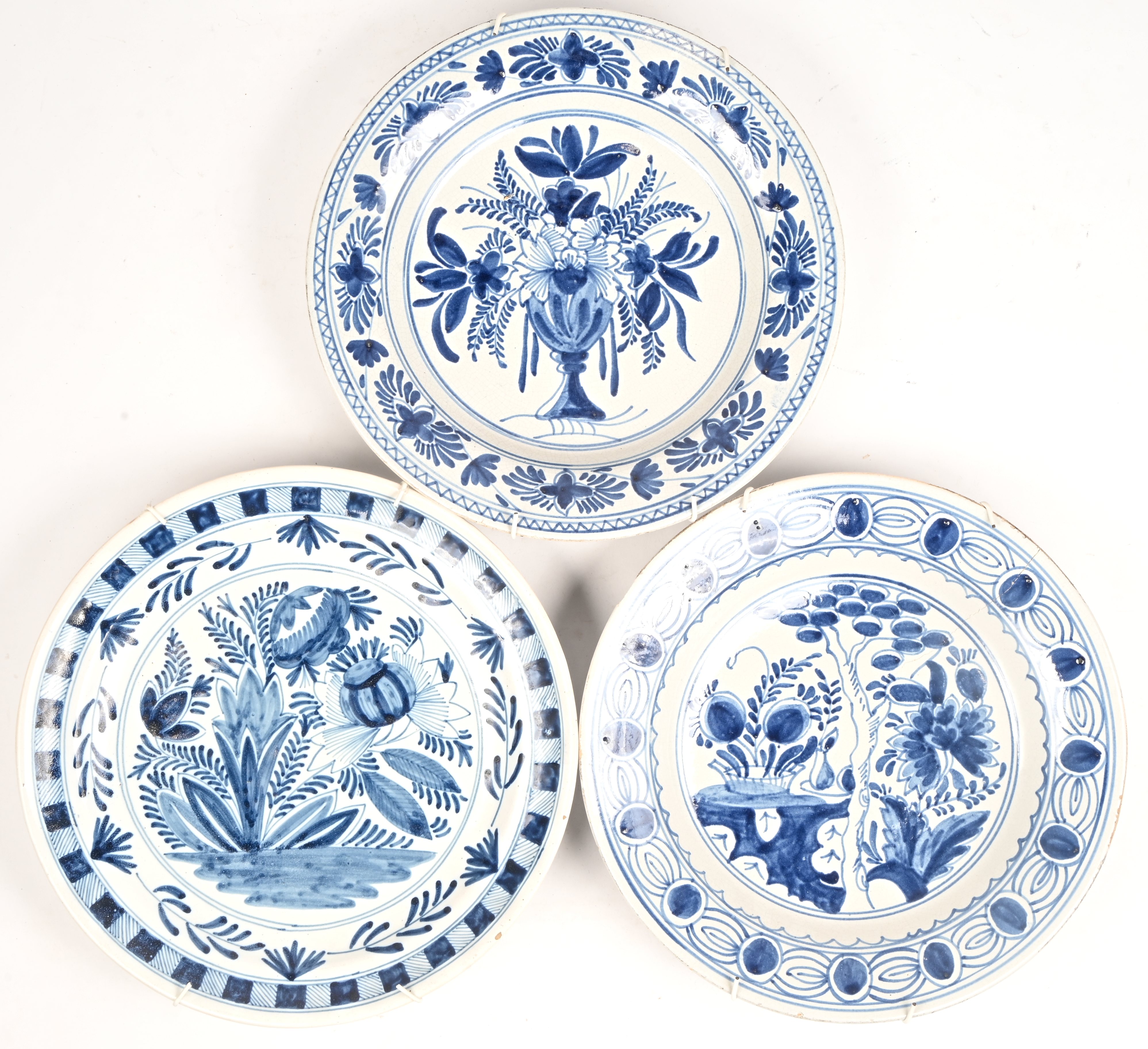 Drie borden van blauw-wit Delfts aardewerk, onderaan gemerkt; AK. 20e eeuwse kopieën naar 17e eeuws voorbeeld. 1 bord heeft een grote barst Drie borden van blauw-wit Delfts aardewerk, onderaan gemerkt; AK. 20e eeuwse kopieën naar 17e eeuws voorbeeld. 1 bord heeft een grote barst.