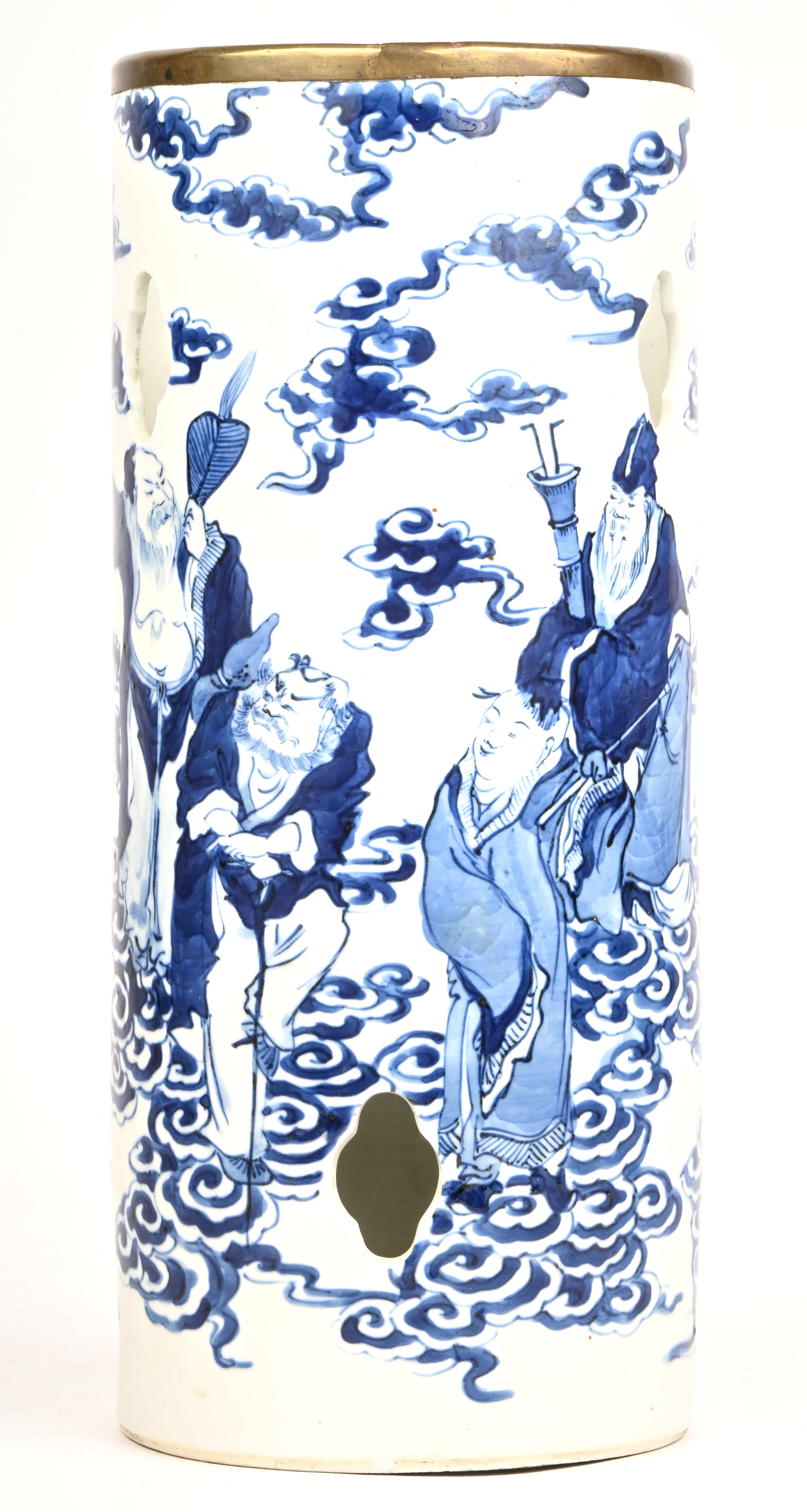 Een opengewerkte penseelvaas, van blauw-wit geglazuurd Chinees porselein. Onderaan gemerkt Een opengewerkte penseelvaas, van blauw-wit geglazuurd Chinees porselein. Onderaan gemerkt.