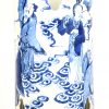 Een opengewerkte penseelvaas, van blauw-wit geglazuurd Chinees porselein. Onderaan gemerkt.
