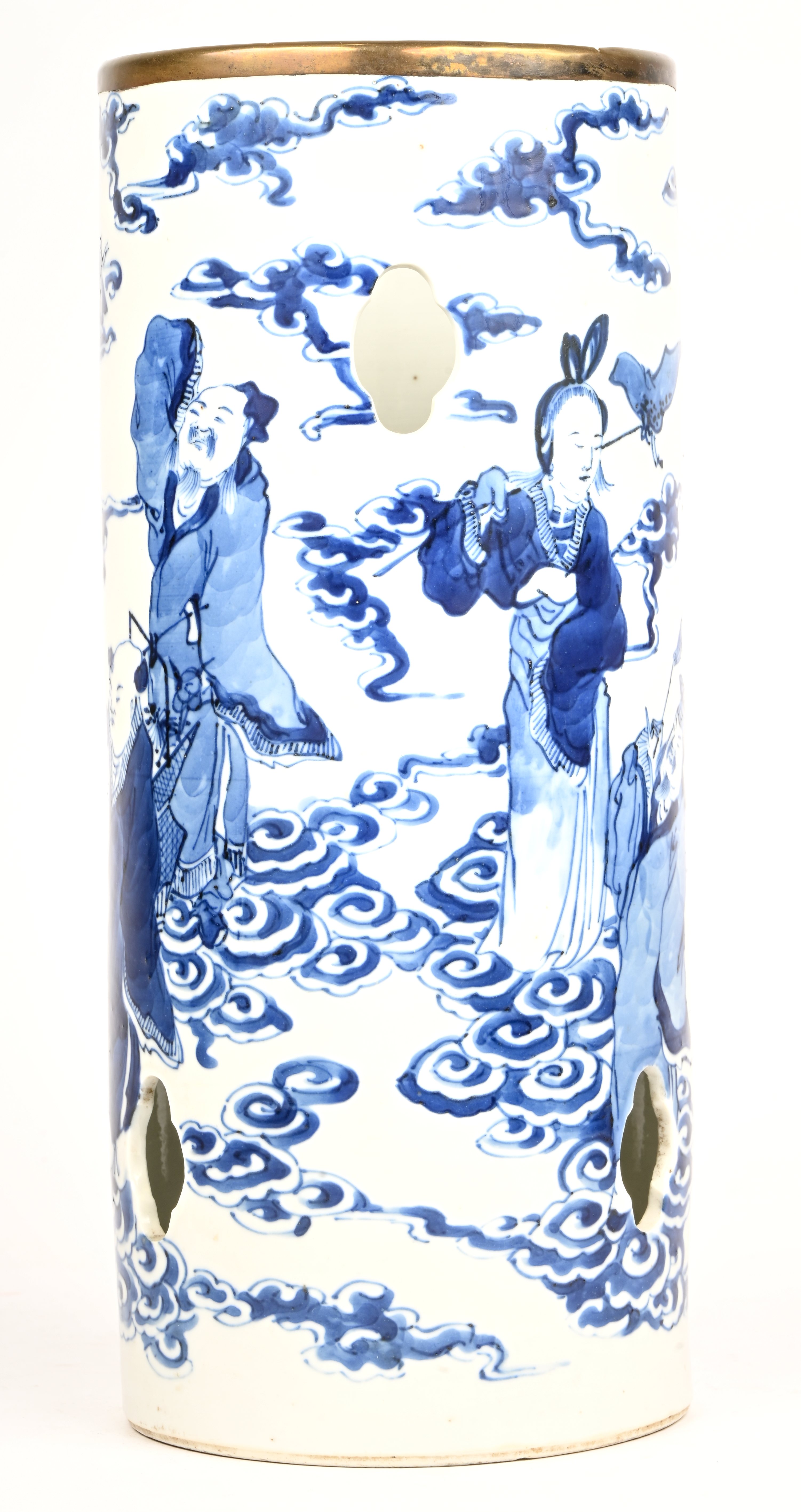 Een opengewerkte penseelvaas, van blauw-wit geglazuurd Chinees porselein. Onderaan gemerkt Een opengewerkte penseelvaas, van blauw-wit geglazuurd Chinees porselein. Onderaan gemerkt.