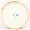 Een opengewerkte penseelvaas, van blauw-wit geglazuurd Chinees porselein. Onderaan gemerkt.