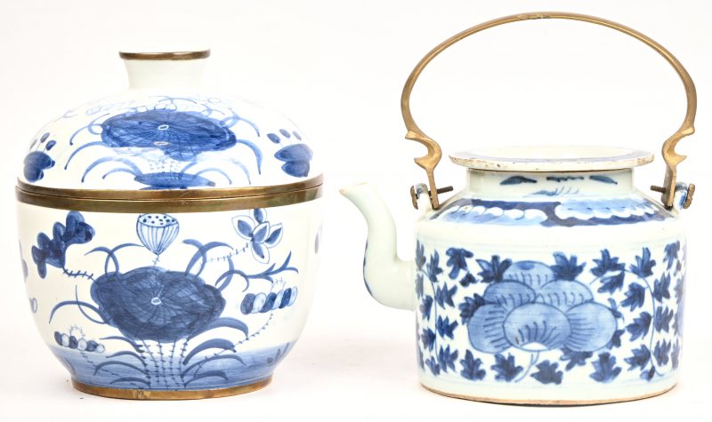 Een theepot en een kom met deksel van blauw-wit geglazuurd Chinees porselein. Niet gemerkt.