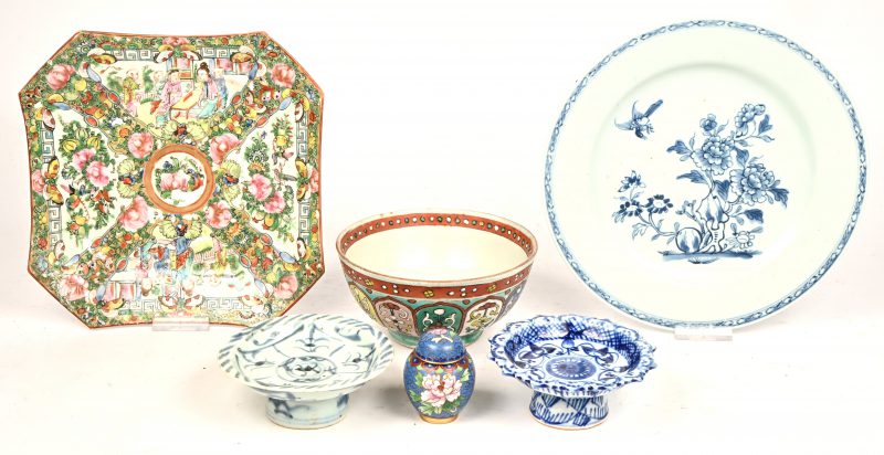 Een gevarieerd lotje Chinees porselein, bestaande uit 2 borden, een kom en 2 kleine schaaltjes op voet. Toegevoegd een klein cloisonne dekselpotje.