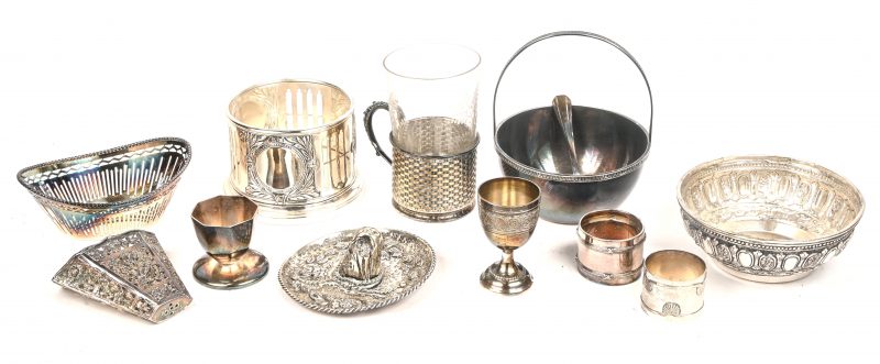 Een gevarieerd lot verzilverde voorwerpen. Waaronder servetringen, eierdopjes, een flessenhouder, een theeglas, etc.