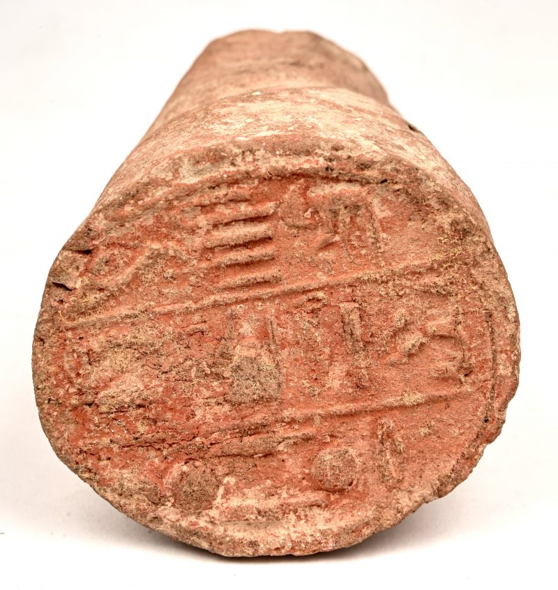 Een oude aardewerken stempel met hiërogliefen.
