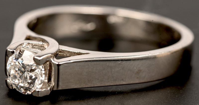 Een 18 kt witgouden ring bezet met centrale briljant van 0,55 ct. ESI1.