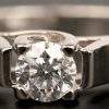 Een 18 kt witgouden ring bezet met centrale briljant van 0,55 ct. ESI1.