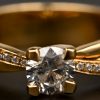 [Nog te bepalen] Een 18 kt geelgouden ring bezet met een centrale briljant van +-0,75 ct en baguetten met een gezamenlijk gewicht van 0,xx ct .