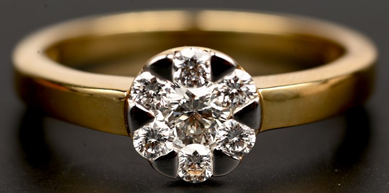 Een 18 kt geelgouden ring bezet met briljanten met een gezamenlijk gewicht van 0,58 ct.