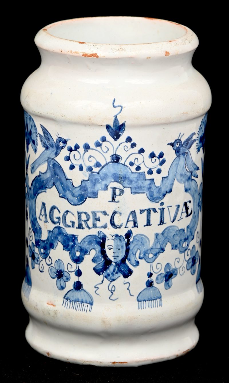 Een oude apothekerspopt van blauw-wit geglazuurd aardewerk. Met opschrift; P Aggrecativae.