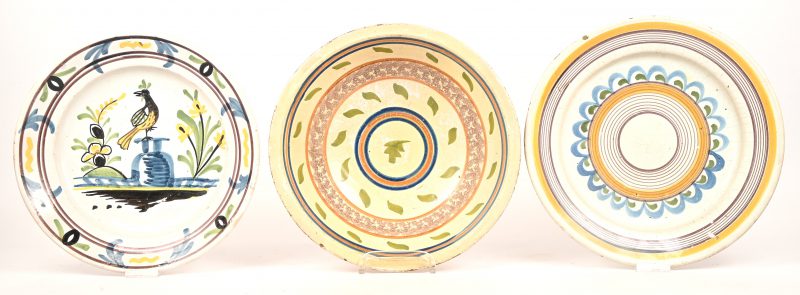 Een lot van twee schalen en een grote kom van meerkleurig geglazuurd aardewerk. Frans en Portugees, vermoedelijk 18e eeuw.