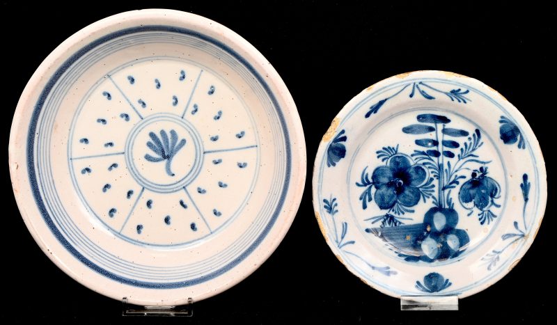 Een schoteltje en een kom van blauw-wit geglazuurd aardewerk. 19e eeuw.