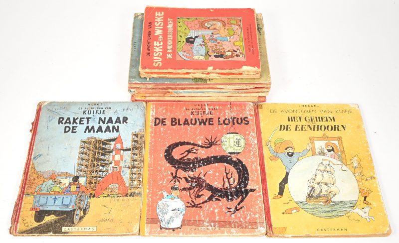 Een lot van zes oude Kuifje strips, hardcover. Het Zwarte Goud, Het Geheim van de Eenhoorn, Kuifje in Congo, Raket naar de Maan, 2 X De Blauwe Lotus. Met veel slijtage en sommige beschreven met balpen. Toegevoegd twee eerste drukken van de reeks Blake en Mortimer (Het Gele Teken en deel 2 van Het Geheim van de Grote Pyramide) en twee oude Suske & Wiske albums.