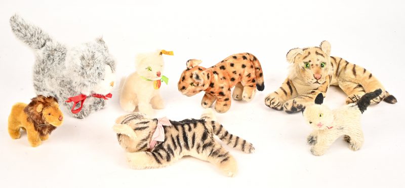 Zeven vintage pluche katachtigen, waarvan drie gemerkt Steiff, de overige met knop/label manco.