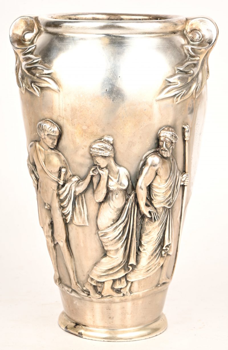 Een vaas met massief zilveren omhulsel, Brunel Preziosi D’Autore, 999‰ zilver, met een decor geinspireerd op het oude Rome.