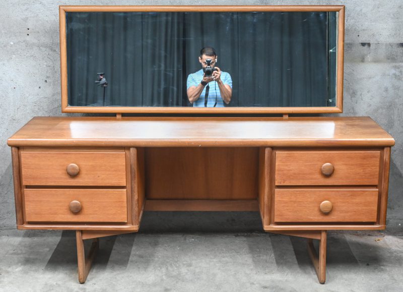 Een vintage kaptafel, teak, met 4 laden.