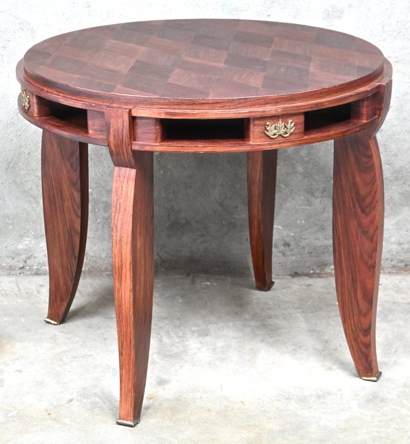 Een gefineerd houten art-deco tafeltje, Jules Leleu, circa 1940.