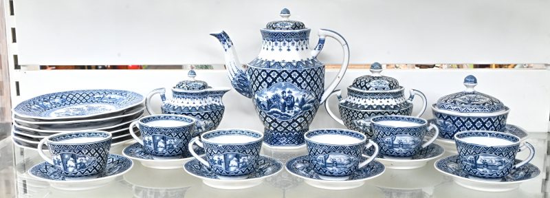 Een zesdelig dessertservies van blauw-wit porselein. Met Aziatisch decor.