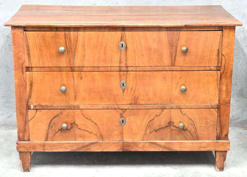 Een gefineerde houten commode met 3 laden.