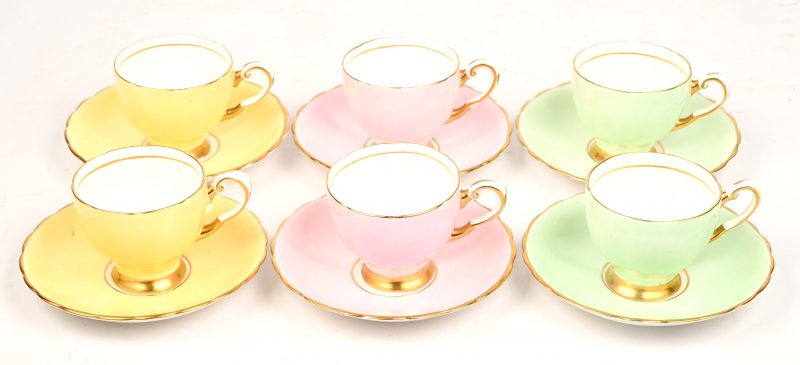 Een porseleinen mokkasetje voor 6 personen. In drie pastel kleuren.