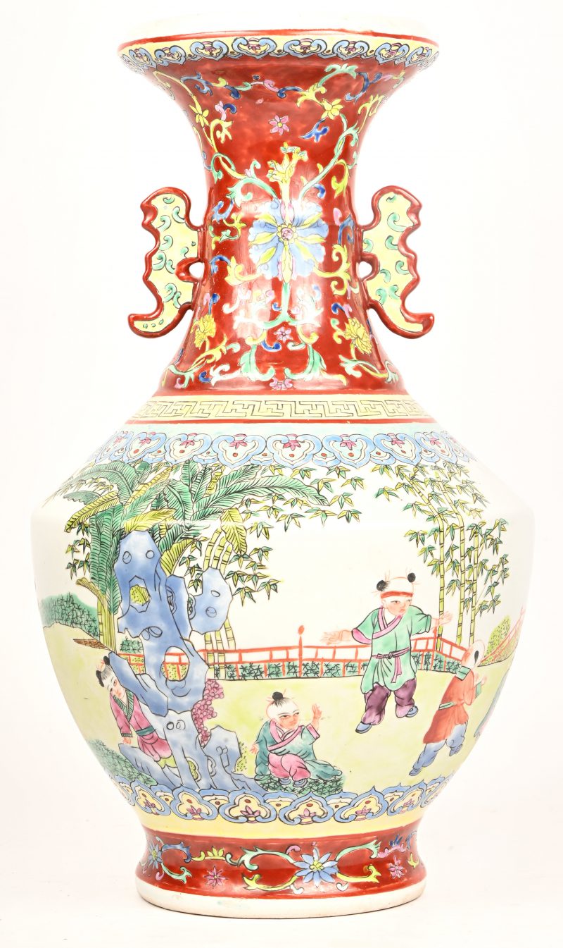 Een kraagvaas van meerkleurig Chinees porselein, famille rose. Onderaan gemerkt.