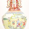 Een kraagvaas van meerkleurig Chinees porselein, famille rose. Onderaan gemerkt.