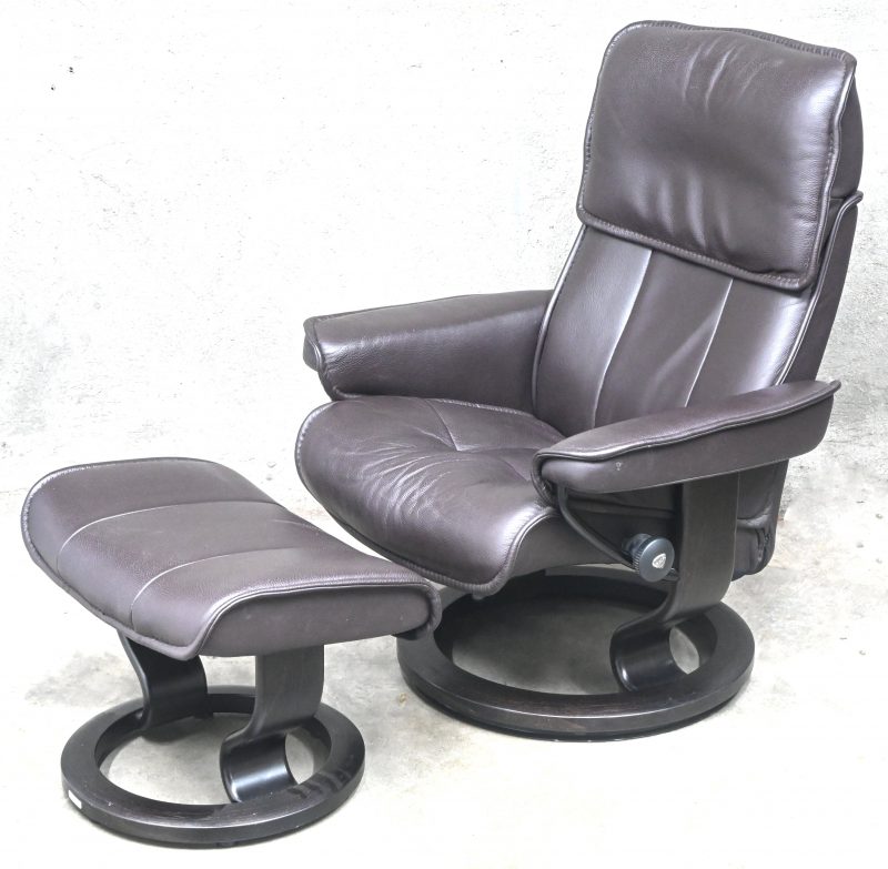 Een Stressless relax stoel, model Sessel Rome, donker bruin. Met voetbank.