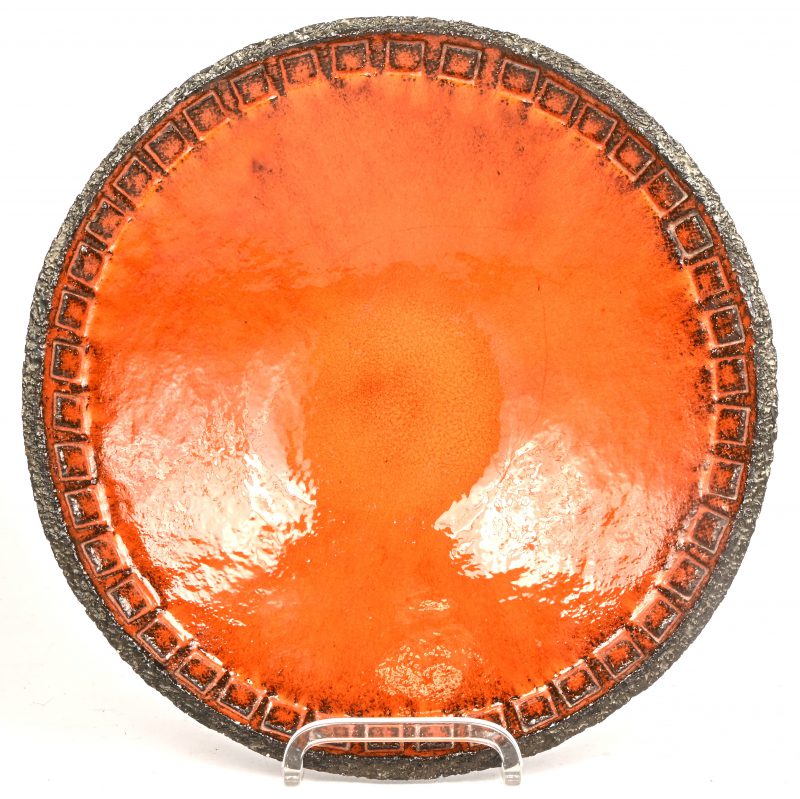 Een vintage Perignem schaal van oranje geglazuurd aardewerk, getekend; Landuyt. Met barst.