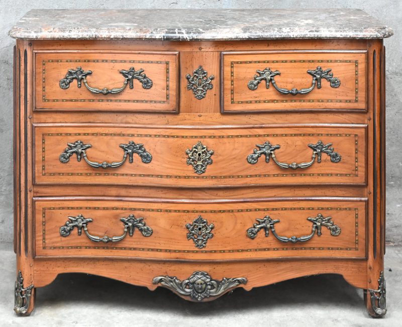 Een commode in Louis XV-stijl, marmeren blad en bronzen handvatten/beslag.