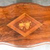 Een massief houten 19e eeuws Engels bijzettafeltje met inlegwerk in muzikaal thema.
