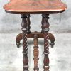 Een massief houten 19e eeuws Engels bijzettafeltje met inlegwerk in muzikaal thema.