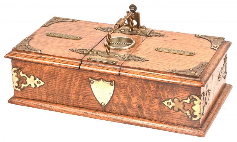 Een eikenhouten sigaren/sigaretten kistje met koperen beslag en sigarenknipper. 19e eeuws.