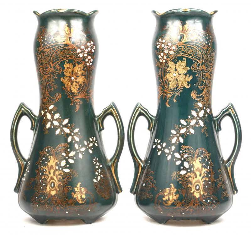 Een stel keramische vazen, art-nouveau, gemerkt BFK 207 met floraal motief.