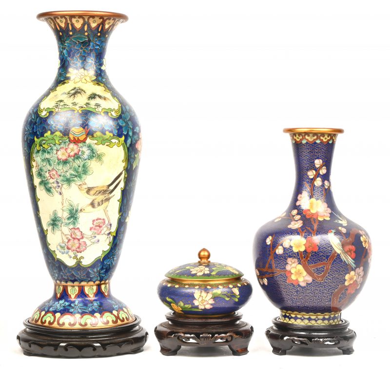 Drie cloisoné items op houten voetjes bestaande uit 2 vazen en een dekselpotje.