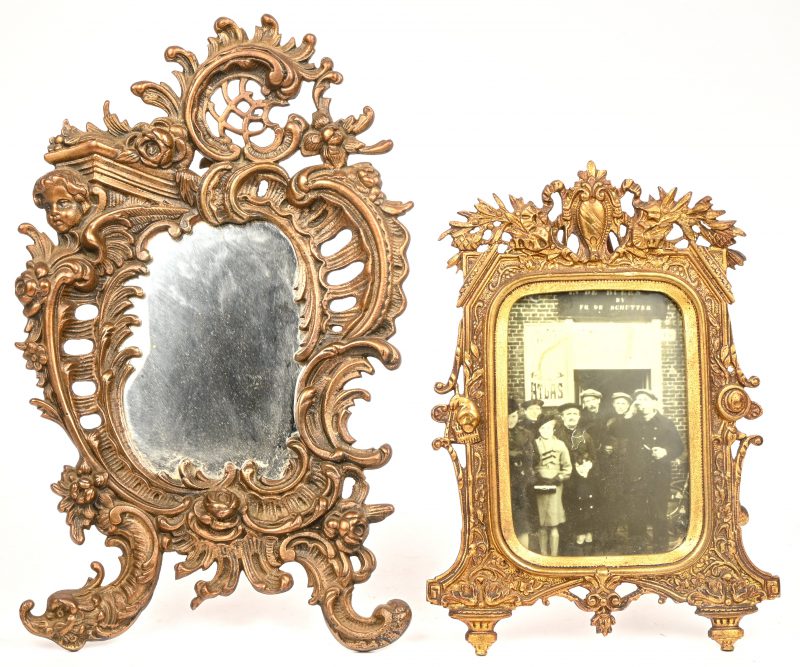Een tafelspiegel met bronskleurige kader in Rococo stijl, toegevoegd een messing kader met oude foto.